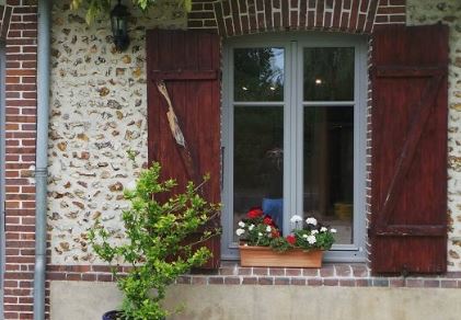 Op maat gemaakt houten raam geïnstalleerd op een gerenoveerd huis